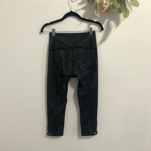 Cute keyhole detail Lululemon Crops - Picture 13 of 13